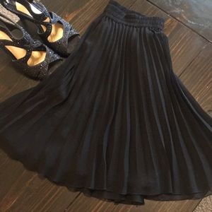 Vintage black pleated skirt